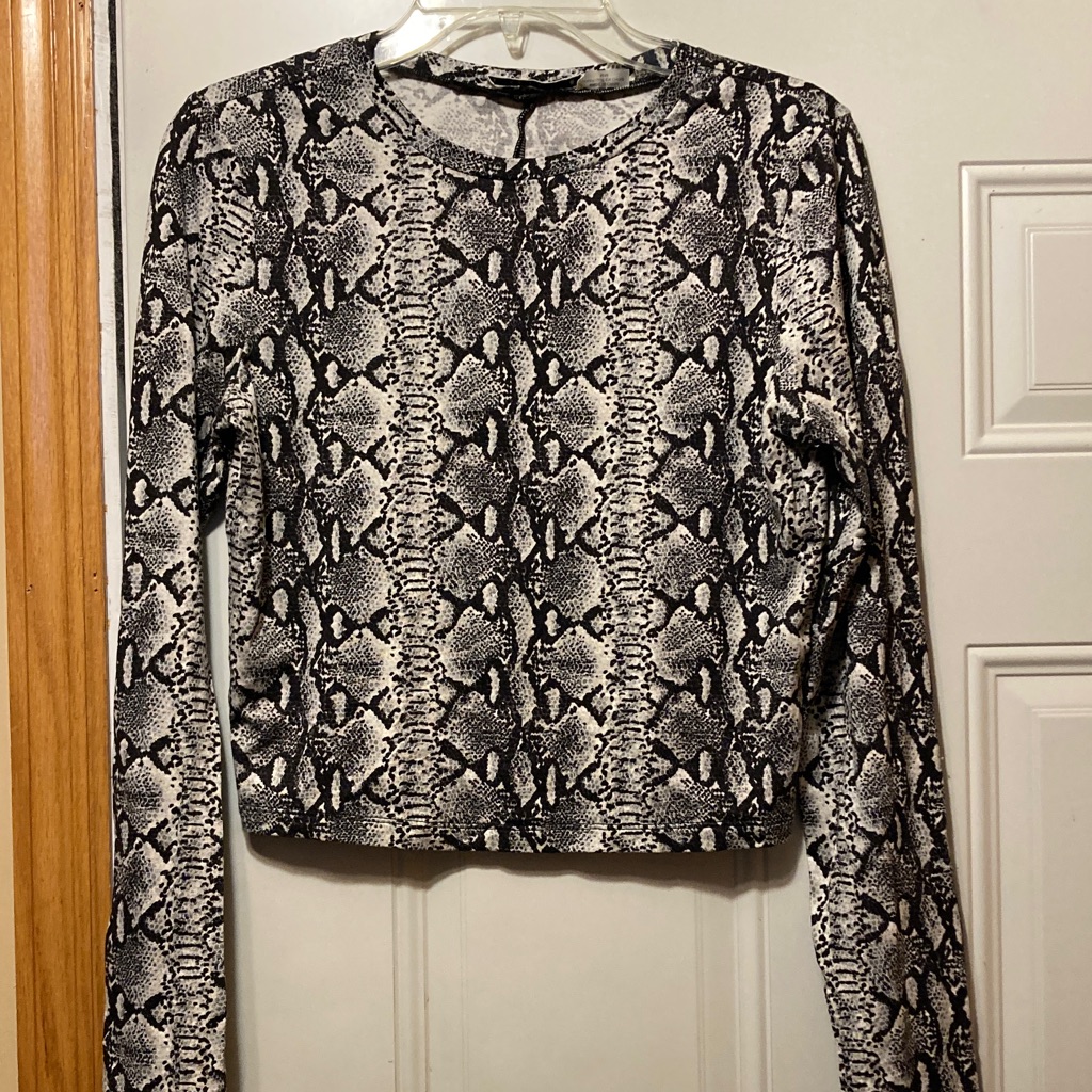 Alice + Olivia Black & White Print Long Sleeve Crop Top M